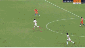 球员双脚可以站在足球上吗