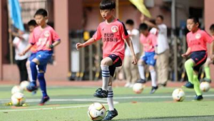 标准足球踢起来硬不硬？探究其触感与踢球体验