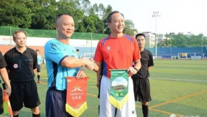 足球赛后握手礼仪：究竟哪方先伸出友好之手？