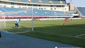 足球能用肩膀进球吗？规则界限与争议探讨