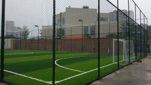 足球场剪开护栏是否违法,背后的法律问题值得深思