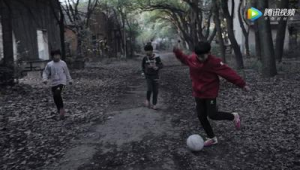 小区里让小孩踢足球吗合理吗