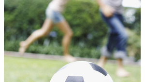 男生踢足球的好处知多少？全方位解析足球对男生的益处