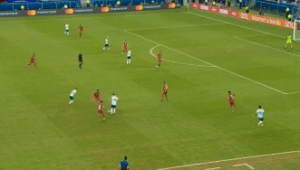 足球射门射上横梁是否算犯规，规则解读与争议探讨