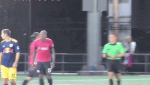 足球比赛中上踹后背是否犯规,规则判定及后果解析