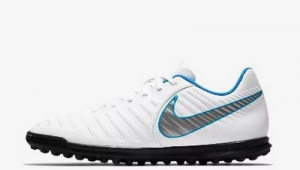 哪款足球鞋触感好又兼具美观与耐穿特性，你知道吗