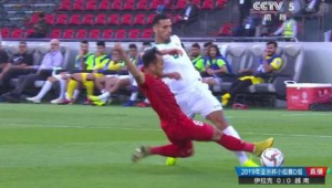 足球闯入赛场算犯规吗?规则解读与赛场意外情况分析