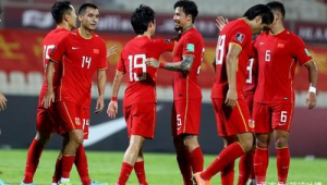 中国男足球员赚钱吗