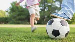 孩子眼睛近视还能踢足球吗?答案在这里!