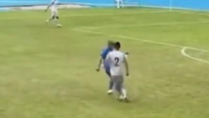 足球挤运球是否犯规？规则解读与实际判罚分析