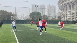 足球背后铲球门将犯规吗