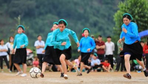 少数民族小孩踢足球吗?探索足球场上的多彩身影