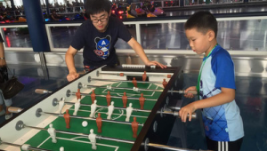 桌上足球适合大人玩吗？乐趣与挑战并存的别样选择