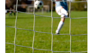 足球放在球门能踢吗