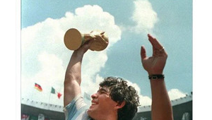 贝利是足球永远的神吗:传奇荣耀与诸多争议交织下的足坛探讨