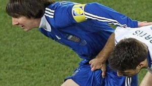 被足球踢到睾丸正常吗女 （此标题表述不太符合常理，建议明确准确主题需求哦）