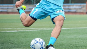 踢球不穿足球袜算犯规吗？规则解读与实际情况分析