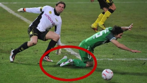 足球踢头假摔是否犯规：规则界定与赛场争议探讨