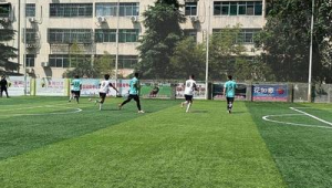 足球传球时脚下是否移动,关乎传球效果与赛场局势