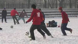 小孩发热时踢足球可行吗？探讨发热状态下孩子运动的适宜性