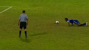 足球点球使用假动作是否违法？规则解读与争议探讨