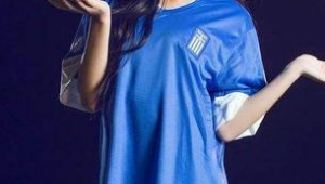 女生能用脚拉足球吗?探索足球别样玩法与女性运动潜力