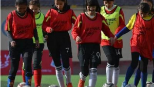 球鞋接力足球女生能穿吗