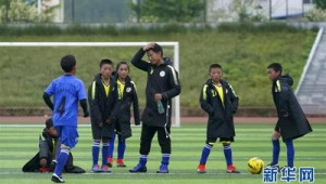 足球教练比赛时究竟可不可以拿手机