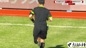 足球用脚守球是否犯规：规则解读与赛场争议探讨