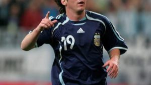 赠送签名足球违规吗