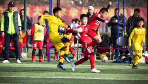 足球小将铲球算犯规吗？规则判定背后的思考与探讨