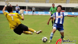 足球剪刀腿究竟是不是废人动作？引发争议与思考