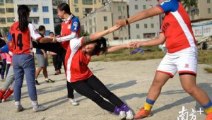 20多岁还能练足球吗女