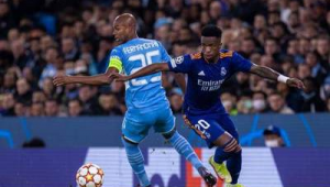 足球被阻挡摔倒是否犯规：规则解读与赛场判罚探讨