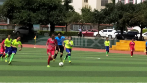 初中有女生足球队员吗？人数多不多？