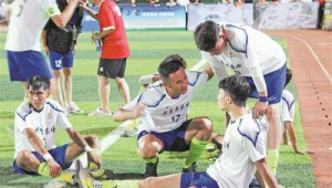 足球中场休息：能否喝酒？规则、影响与争议全解析