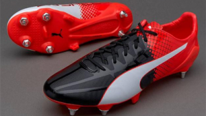 踢足球穿带铁钉的足球鞋对吗