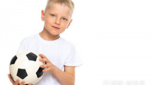 男孩学足球变黑正常吗？探究运动与肤色变化的关联