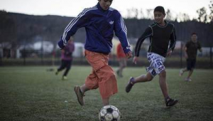 足球比赛中，脚踢球这一基本动作究竟有着怎样的规则与意义？