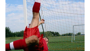 踢足球能否实现倒挂旋转?探索足球场上的独特技巧