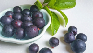 女生踢足球时脚底是否需落地