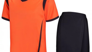 橙黑色足球服好看吗？女孩视角来揭秘