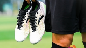 现在足球鞋还有鞋带吗？探究现代足球鞋鞋带的存废现状