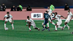 足球贴身防守是否算犯规？规则解读与实战情况分析