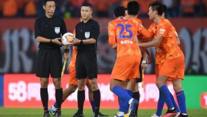 足球边场裁判高危吗？揭秘边裁工作背后的潜在风险与安全状况