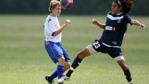 膝盖磨损还能踢足球吗?这些要点你必须知道