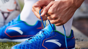 扁平足适合的足球鞋推荐，助力扁平足球员驰骋绿茵场