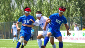 踢足球时碰到鞋带算碰到球吗？规则解读与实战情况分析