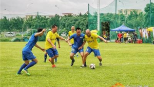 踢足球时混场的人多不多？探究足球场上这一现象