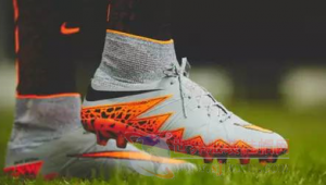 足球鞋能否搭配衣服?时尚新问:足球鞋与服装搭配探索